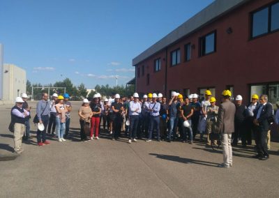La buona strada- Uno dei gruppi di visitatori nel piazzale dello stabilimento