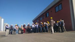 La buona strada - Uno dei due gruppi di visitatori nel piazzale