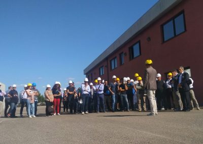 La buona strada - Uno dei due gruppi di visitatori nel piazzale